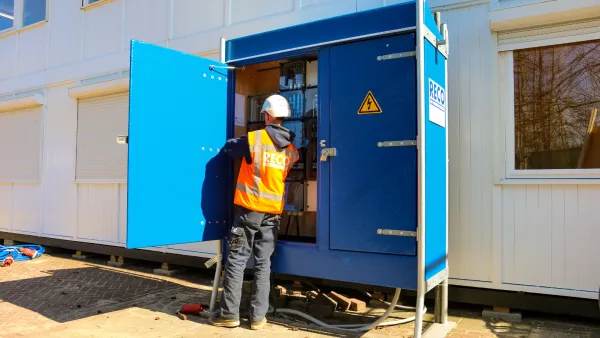 RECO medewerker aan het werk bij een geopende bouwmeterkast voor tijdelijke stroomvoorziening