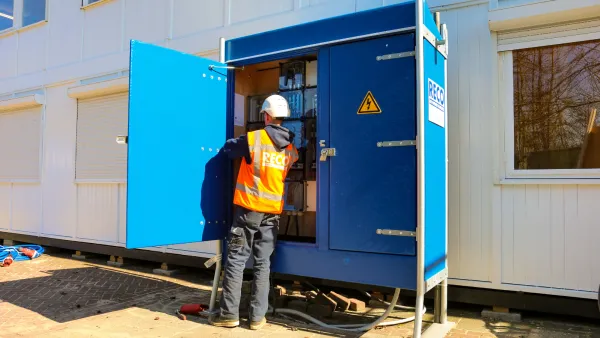 RECO medewerker aan het werk bij een geopende bouwmeterkast voor tijdelijke stroomvoorziening