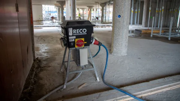 Verdeelkast 125A doorvoerkast aangesloten op bekabeling in een gebouw in aanbouw