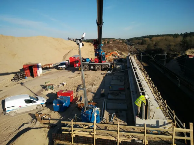 Bouwplaats van ecoduct Duinpoort langs het spoor tussen Haarlem en Zandvoort