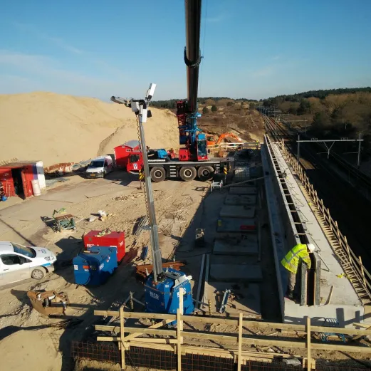 Bouwplaats van ecoduct Duinpoort langs het spoor tussen Haarlem en Zandvoort