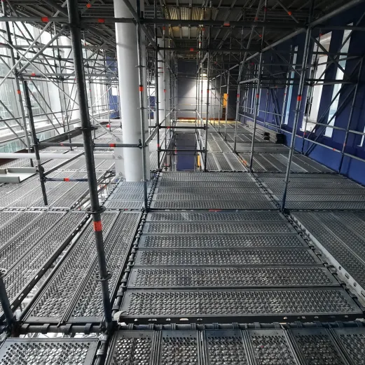Layher ruimsteiger van RECO voor de verbouwing van kantoorgebouw Gaudi in Amsterdam