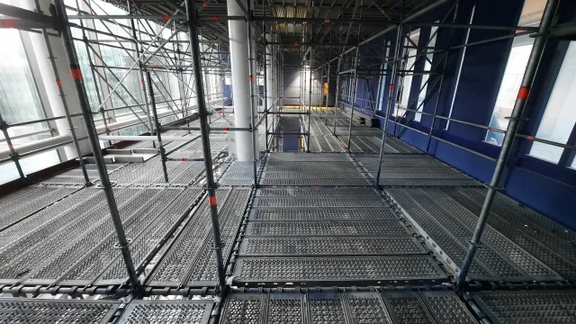 Layher ruimsteiger van RECO voor de verbouwing van kantoorgebouw Gaudi in Amsterdam