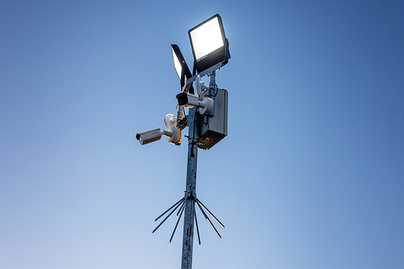 Bij RECO een mobiele camera huren: snel inzetbaar cameratoezicht met 24/7 verbinding naar de meldkamer.