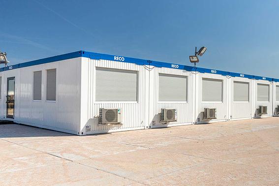 Bij RECO een bouwkeet huren: van schaftkeet tot gemeubileerde bouwkeet. Direct leverbaar en tot 3 hoog stapelbaar