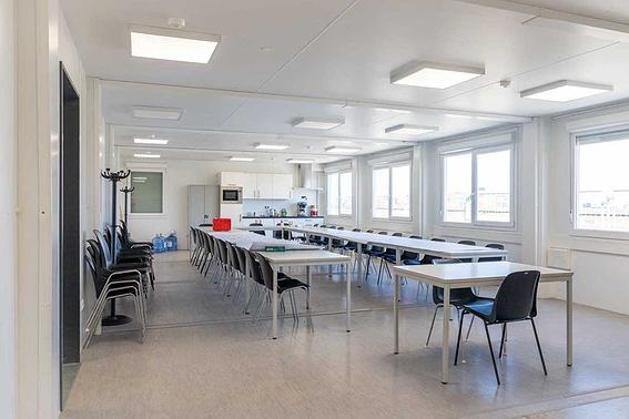 Bij RECO kantine-units huren: compleet ingerichte kantines met keuken en meubilair. Ideaal als aanvulling op tijdelijke huisvesting.