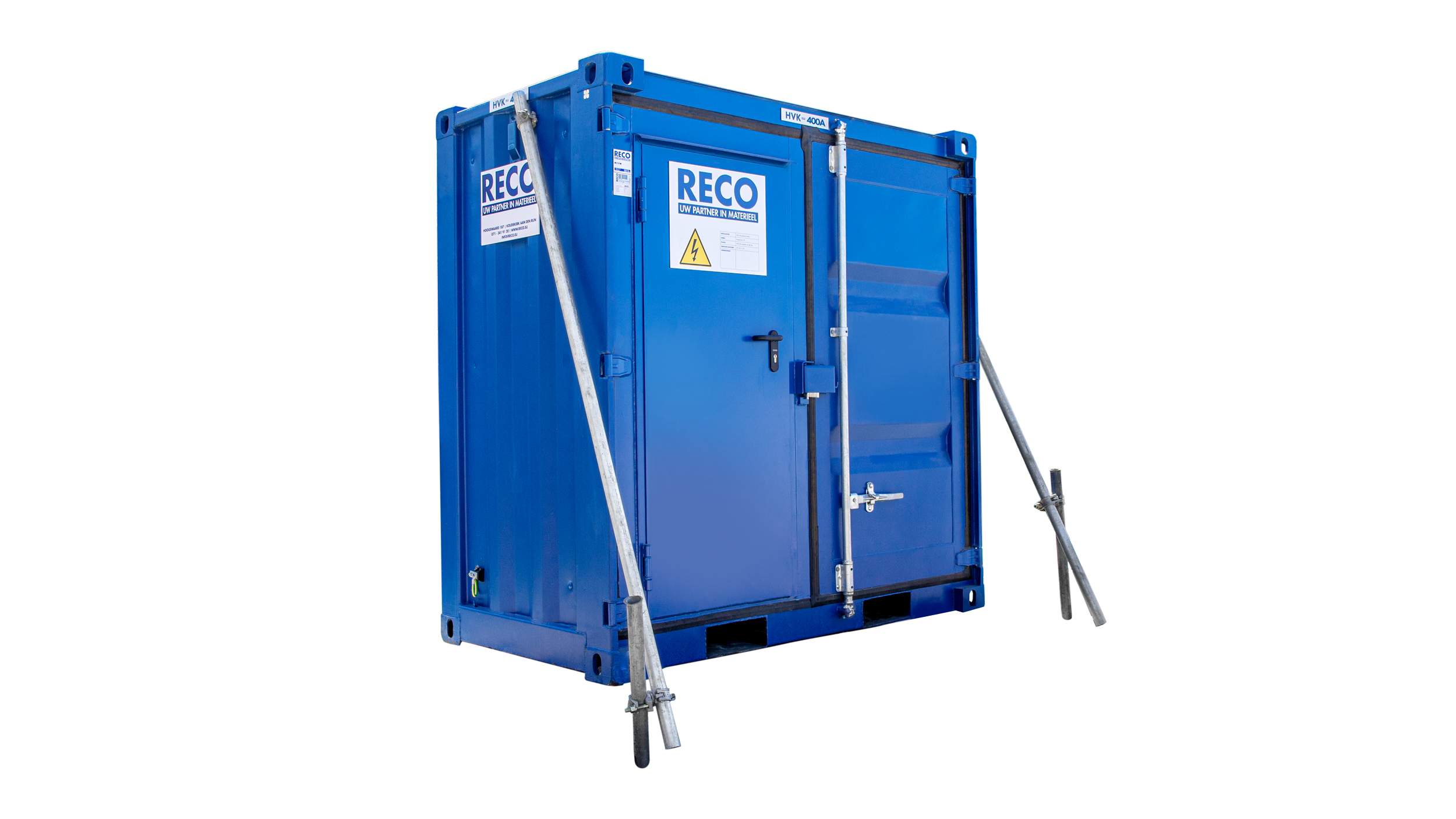 Een bouwmaterkast 400A in een blauwe container met cylinderslot en steigerbuizen voor de verankering.