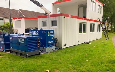 Logchies renovatie en onderhoud isoleert eengezinswoningen met duurzame bouwkeet en battery pack in Heerhugowaard