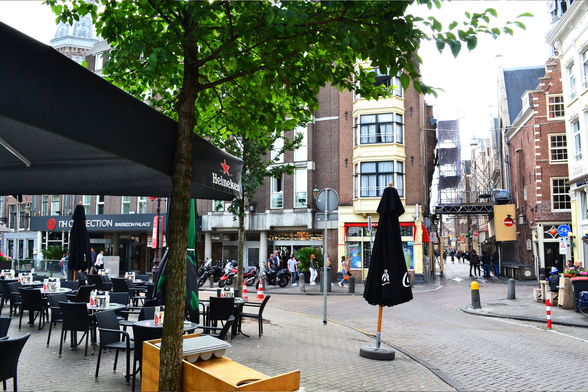 Werkvloer op 4,5 meter hoogte voor renovatie Amsterdams café