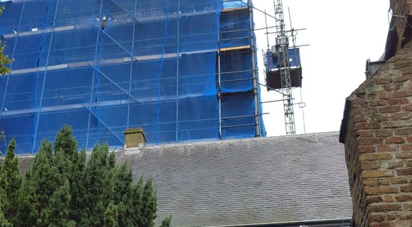 Gevelrenovatie van kerktoren in Waarde met steigers van RECO