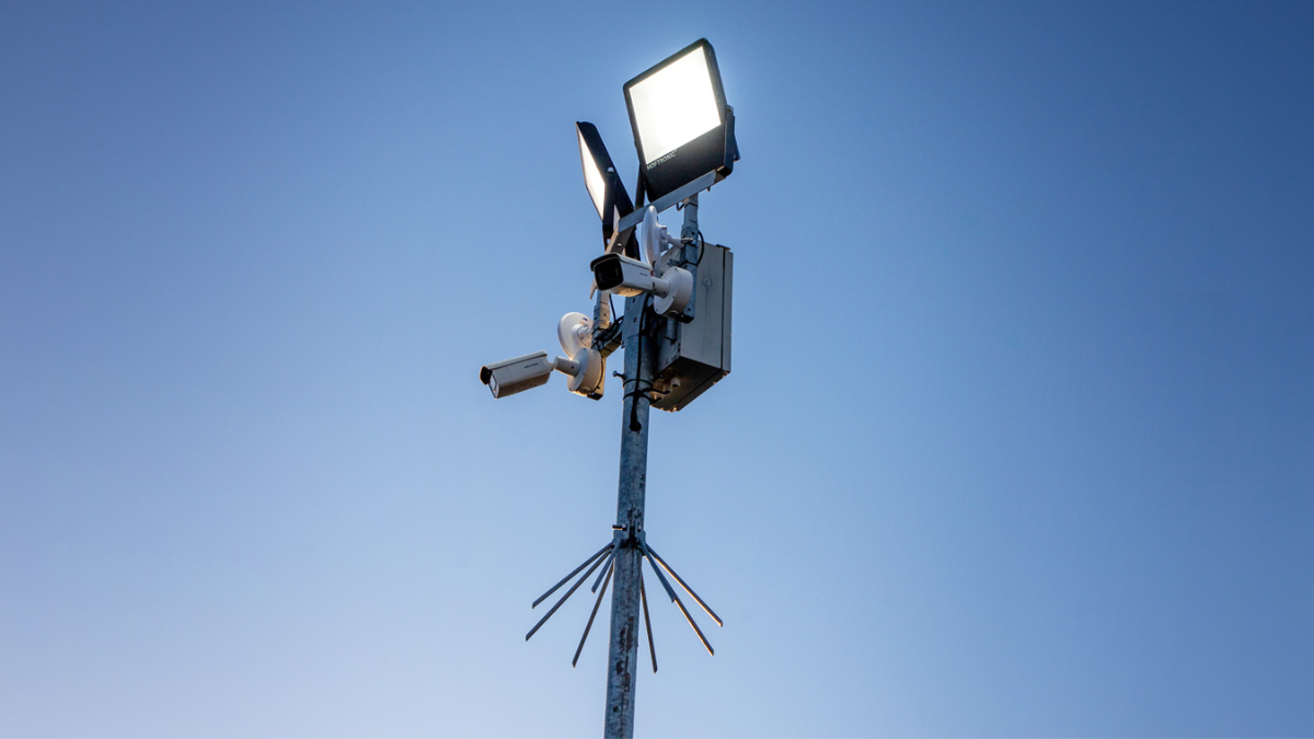 Mobiele cameramast met verlichting en beveiligingscamera op bouwplaats