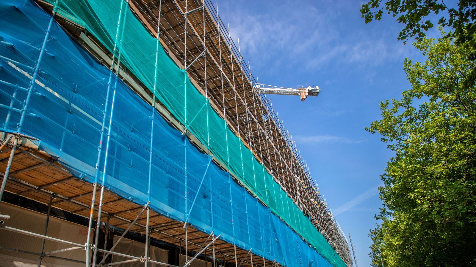 Gevelsteiger met blauw steigerdoek