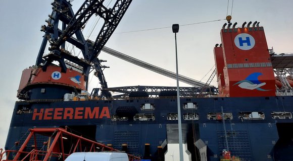 RECO verhuurt maatwerk personen-goederenliften voor onderhoud aan ’s werelds grootste kraanschepen Sleipnir en Thialf