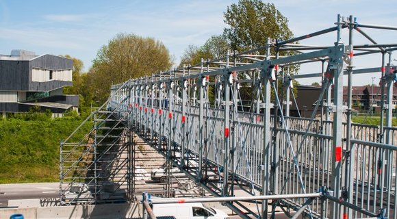 Tijdelijke fietsbrug van tachtig meter over autoweg N46