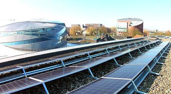 RECO plaatst zonnepanelen van Rooftop Energy op gemeentehuis Alphen aan den Rijn
