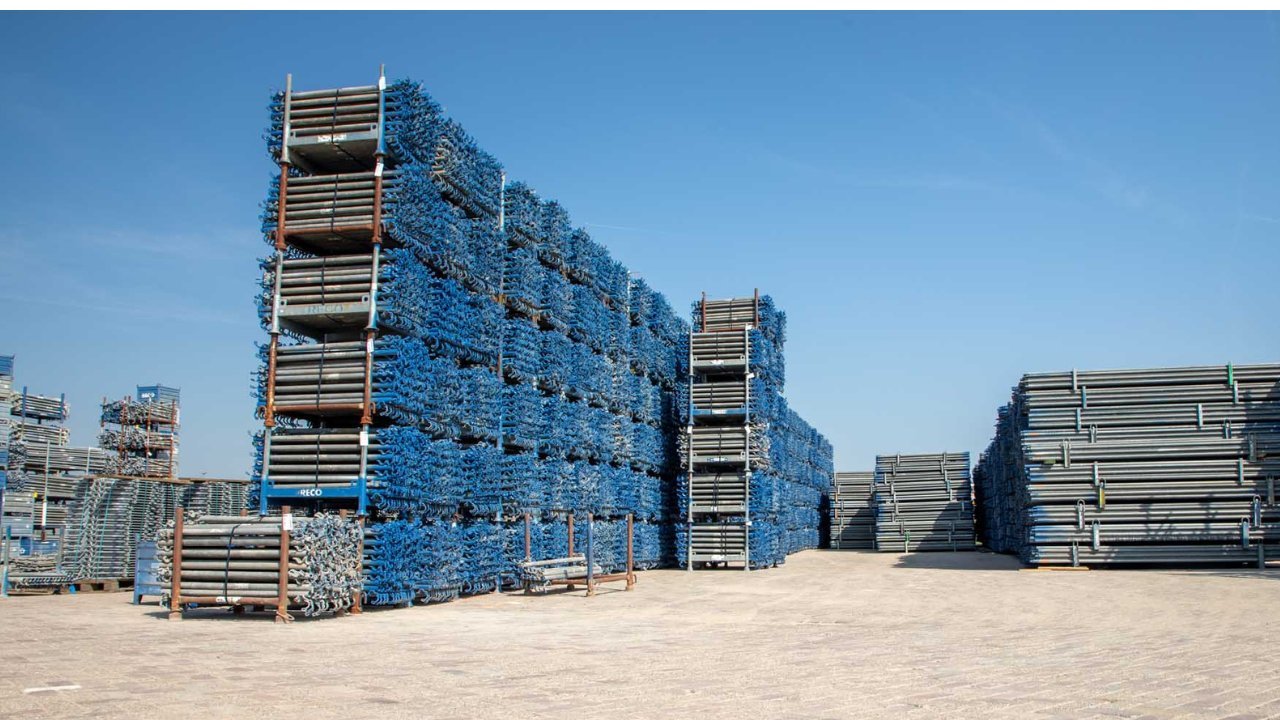 Een grote verzameling steigermateriaal