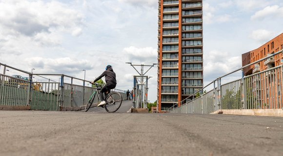 Tijdelijke hellingbaan in Zaandam voor een veilige oversteek