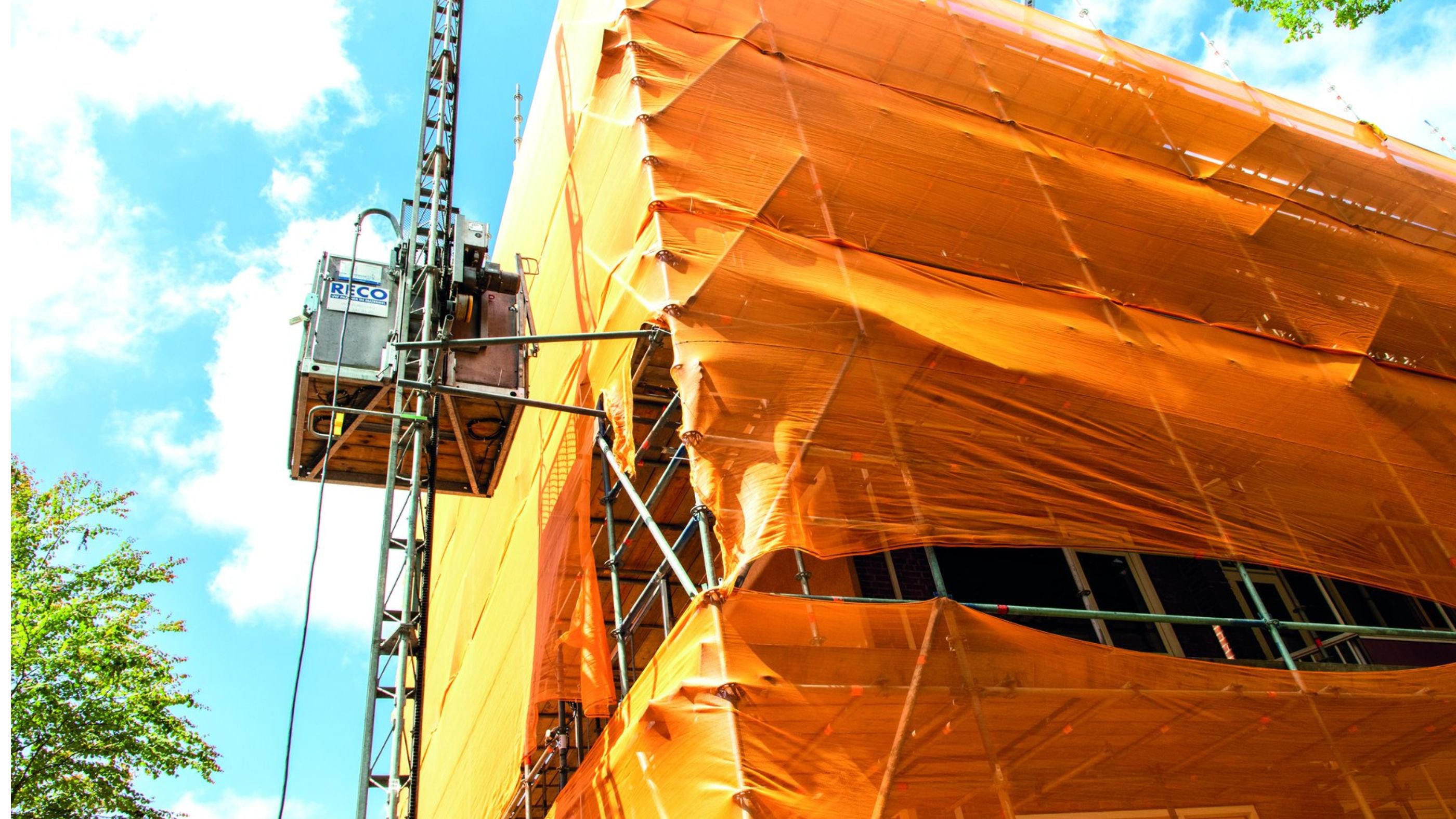 Bouwlift met steiger