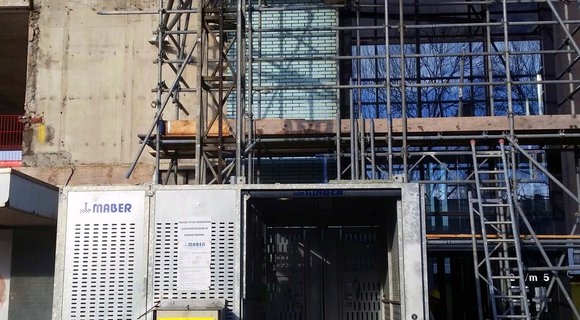 Steiger en personen-goederenlift voor renovatieproject Kostverlorenhof