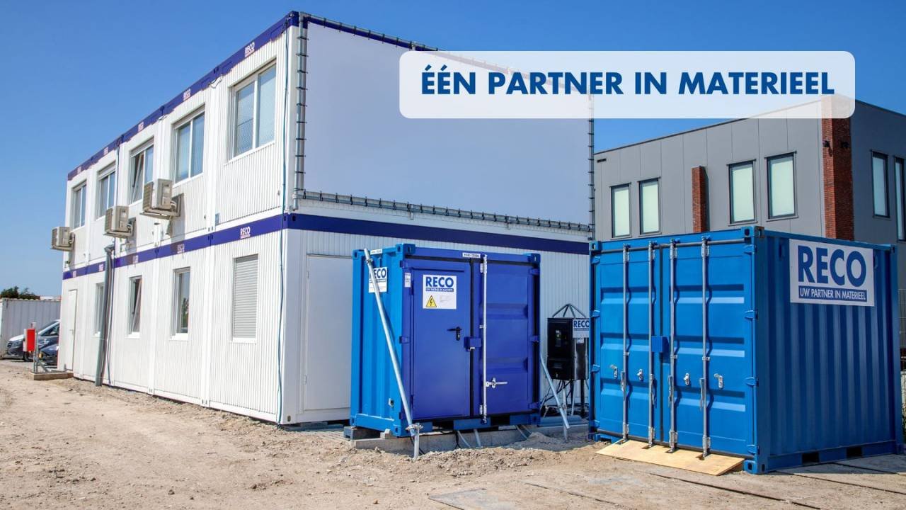 Een hoofdverdeelkast 250A staat tussen een bouwkeet en opslagcontainer met een accommodatiekast 125A van RECO.