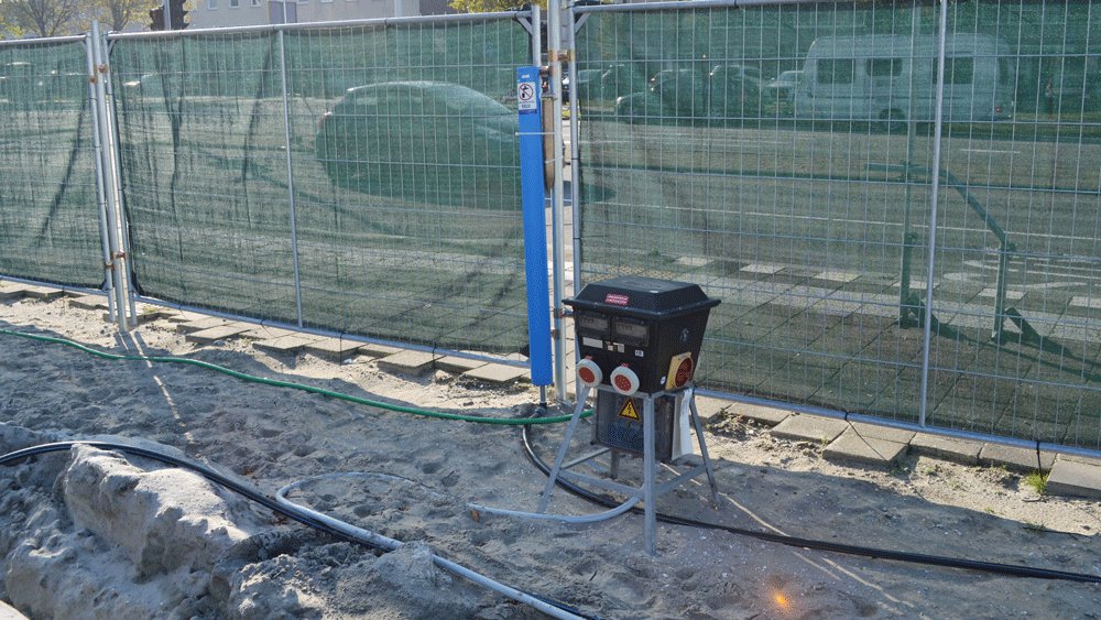 Verdeelkast 125A (doorvoerkast) bij een watertappunt aan de rand van de bouwplaats.