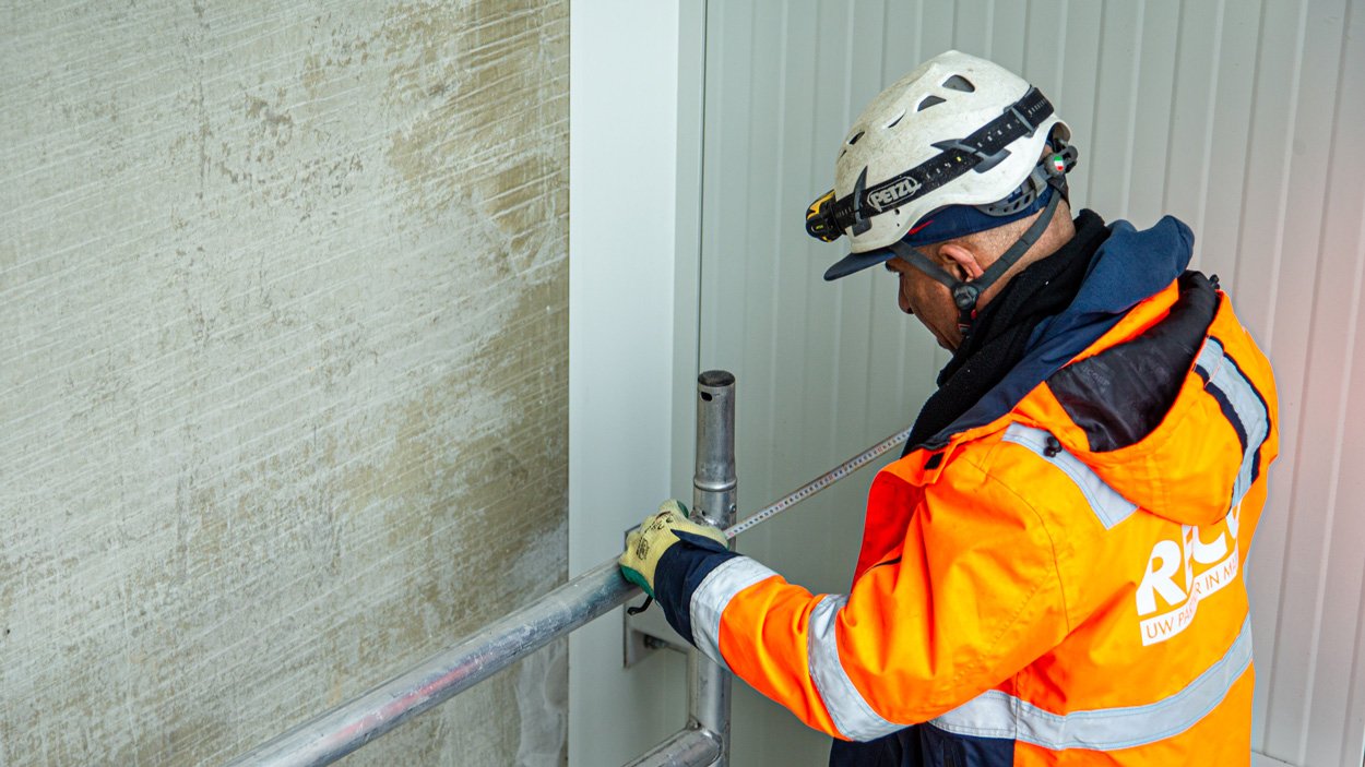 Monteur van RECO zet een rolsteiger professioneel op