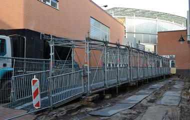 BAM huurt tijdelijke fiets- en voetgangersbrug voor winkelcentrum in Hilversum