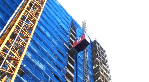 RECO zet materieel in voor de bouw van 70 meter hoge studentenhuisvesting in Delft