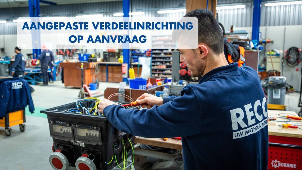 Een elektro-monteur van RECO past de verdeelinrichting van een kraankast 160A aan.