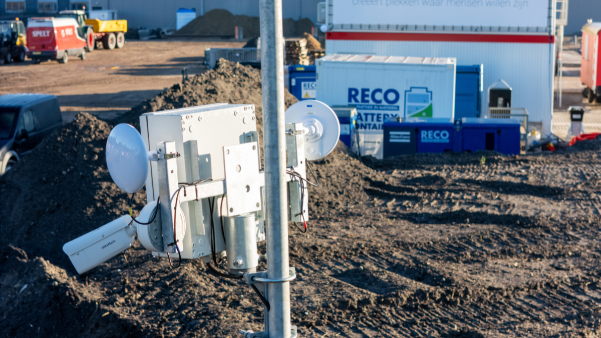Mobiele cameramast voor beveiliging van bouwplaats met RECO containers