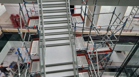Steigerbouw bij TNO Leiden voor BOBgroep: op maat gemaakte ruimtesteiger voor afbouw van zwevende trappen
