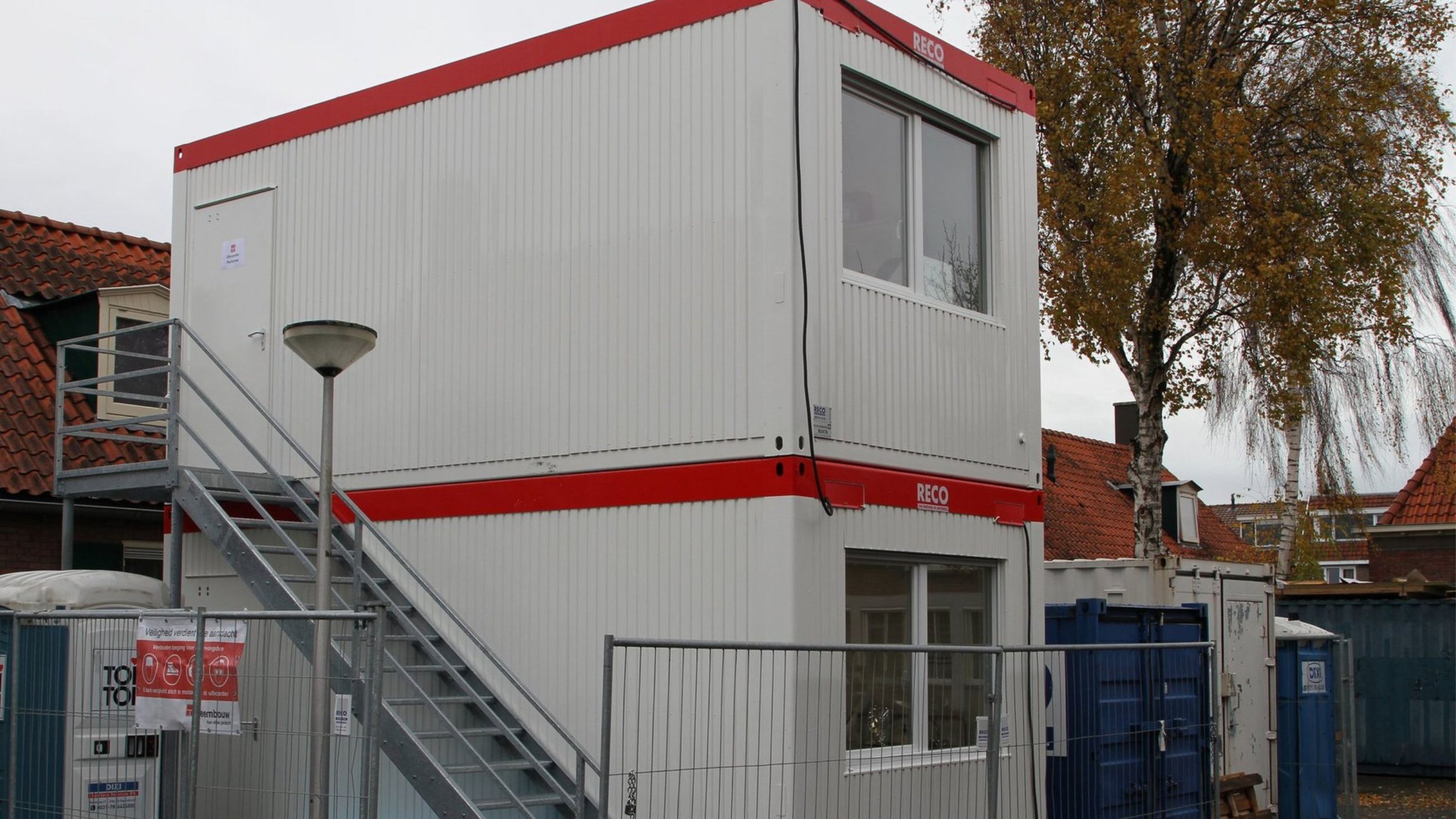 Bouwkeet huren 12 personen set 2 buitenkant