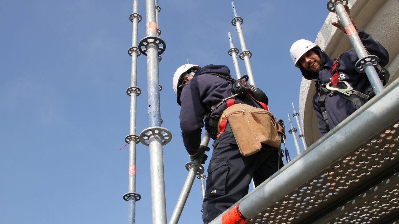 Een steigerbouw specialist aan de slag met de steigerbouw
