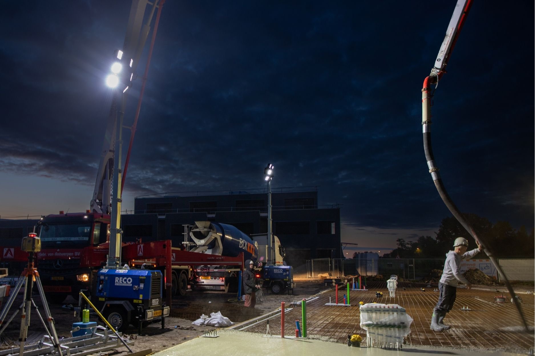 Hybride lichtmasten voor bouwverlichting tijdens het storten van beton in de ochtend