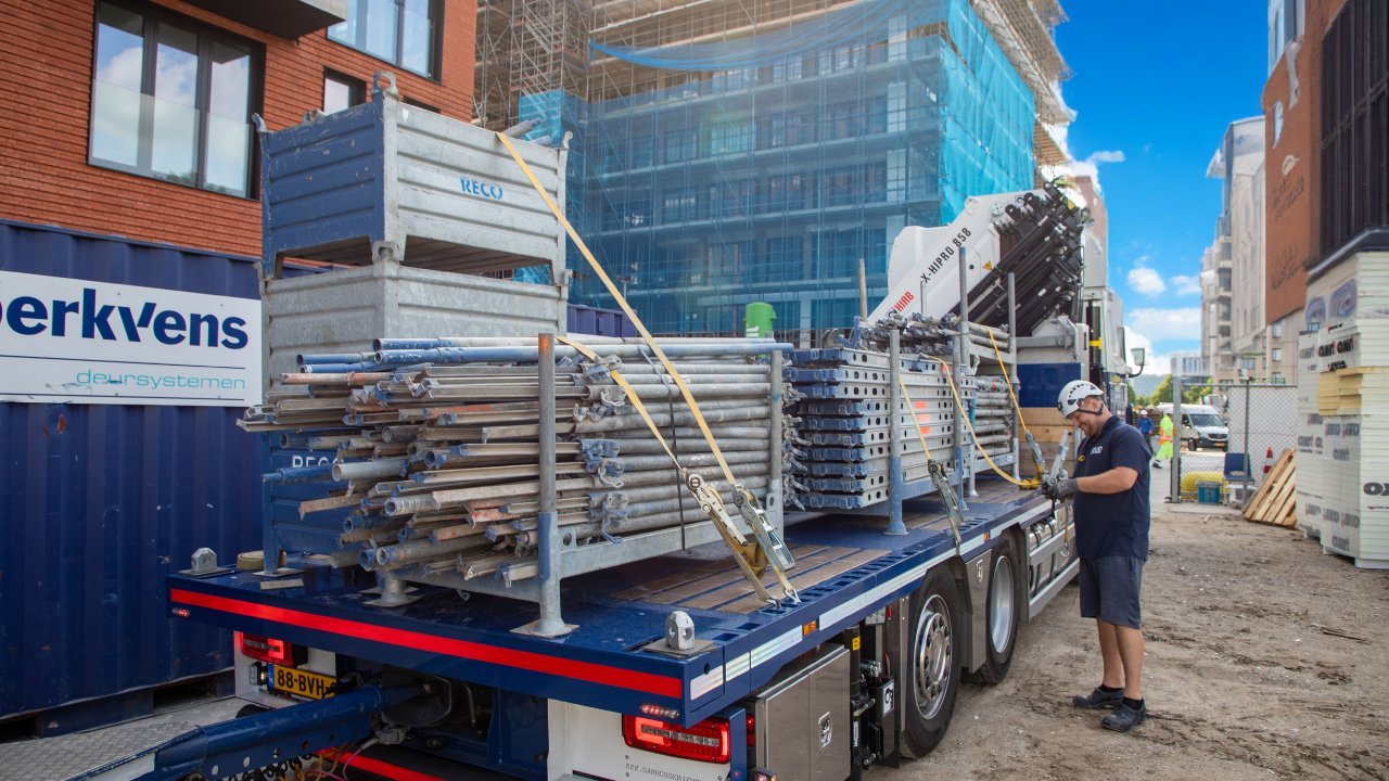 Een RECO specialist loopt over een steigerconstructie