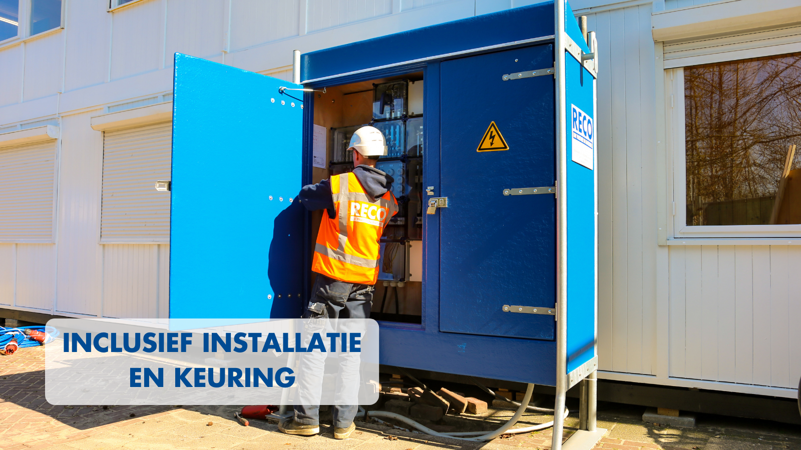 Een elektro-monteur van RECO controleert een bouwmeterkast voordat deze gebruik genomen wordt.
