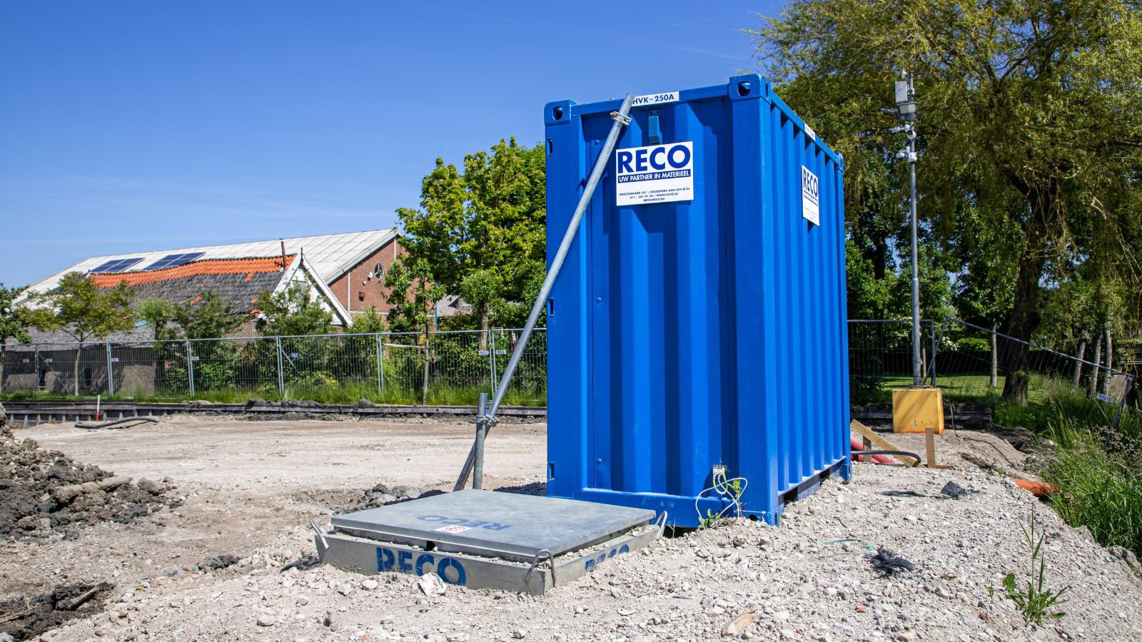 Een bouwmeterkast 1000A en een watermeterput in gebruik bij een groot bouwproject.