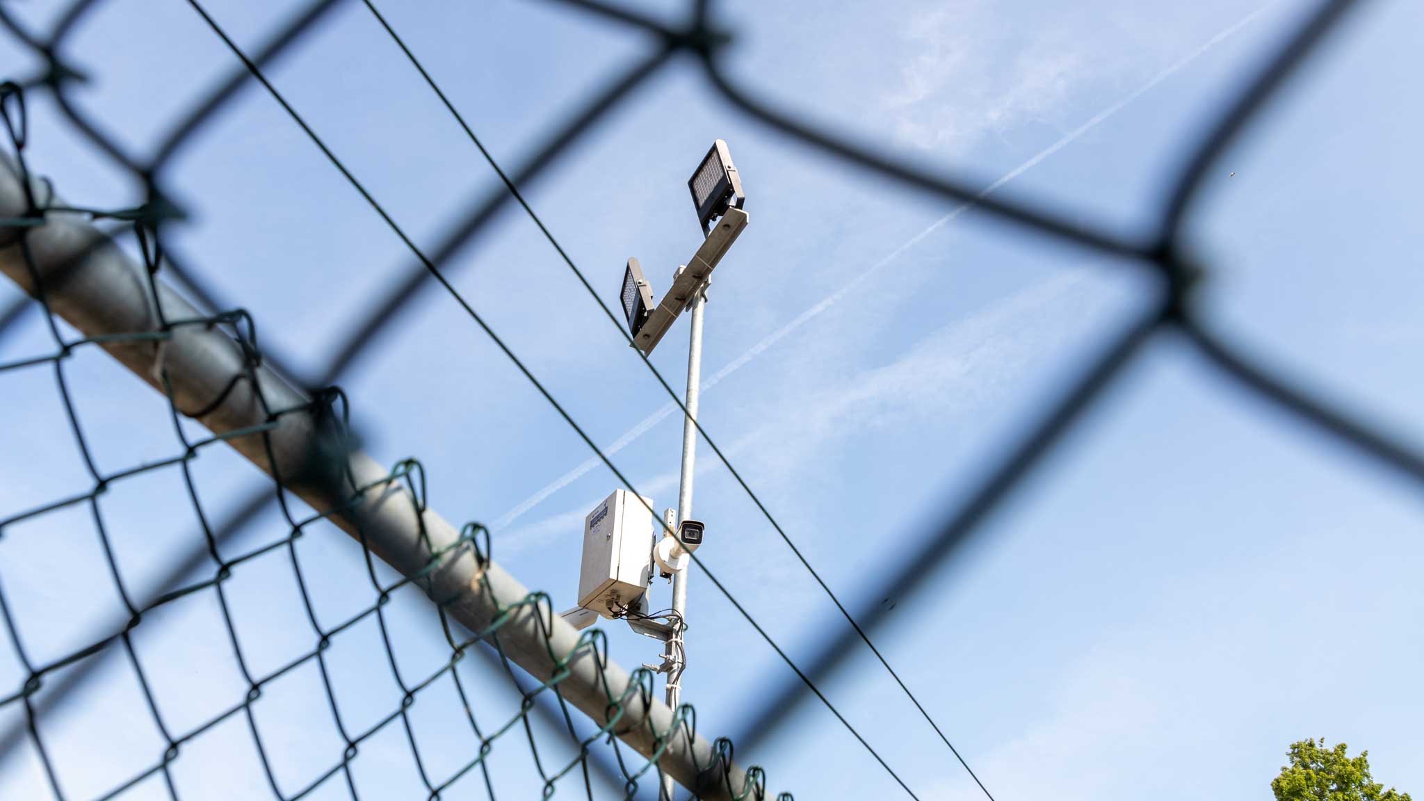 Beveiligingscamera op bouwplaats voor toezicht en veiligheid