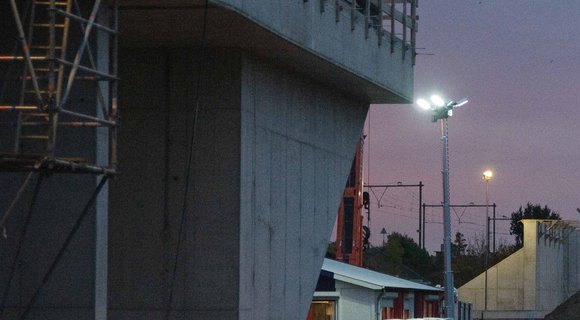 Mobiele lichtmasten voor bouw viaduct over A13
