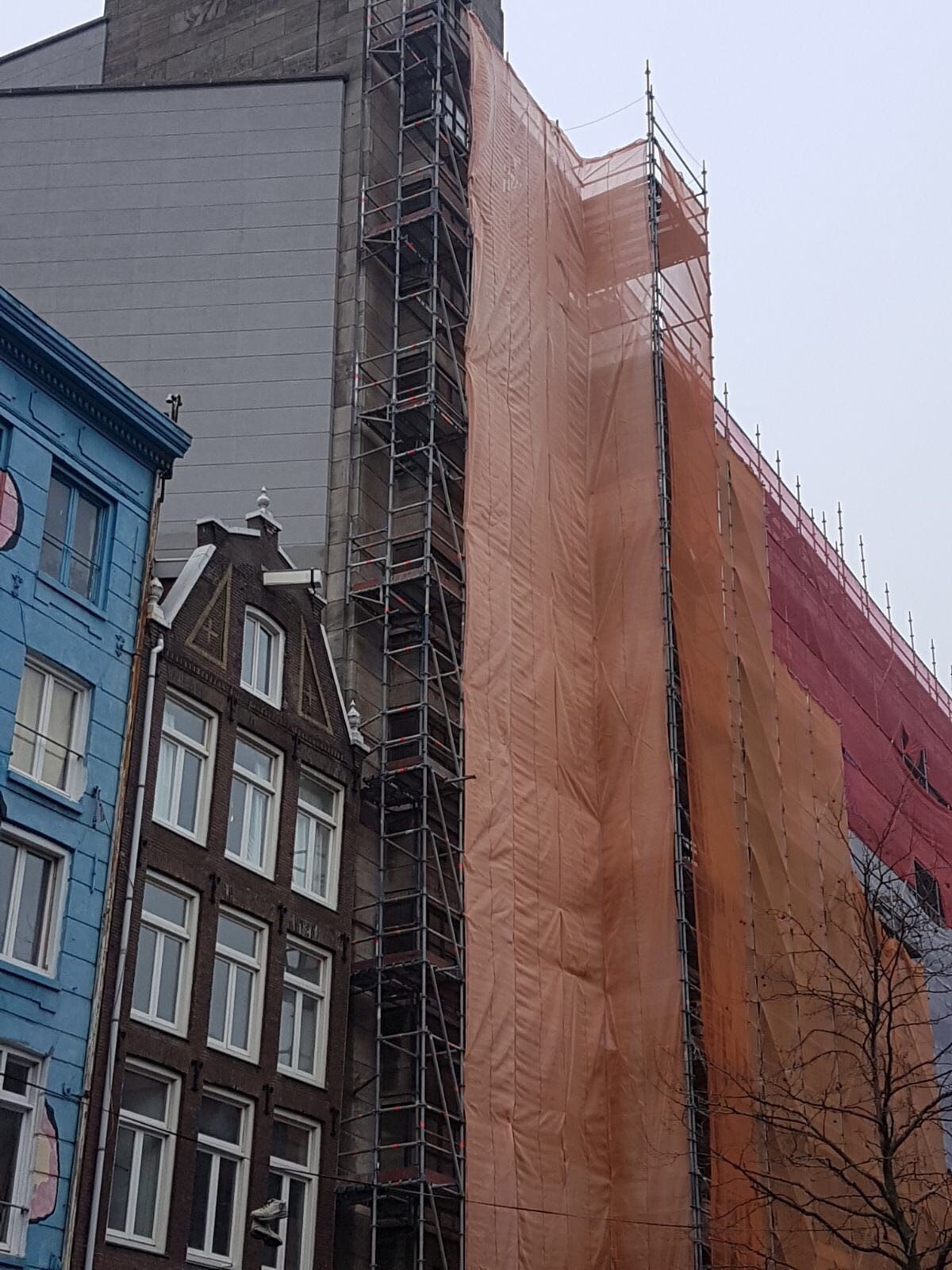 Gevelsteiger met Layher steigerdoek aan de Spuistraat, geleverd door RECO