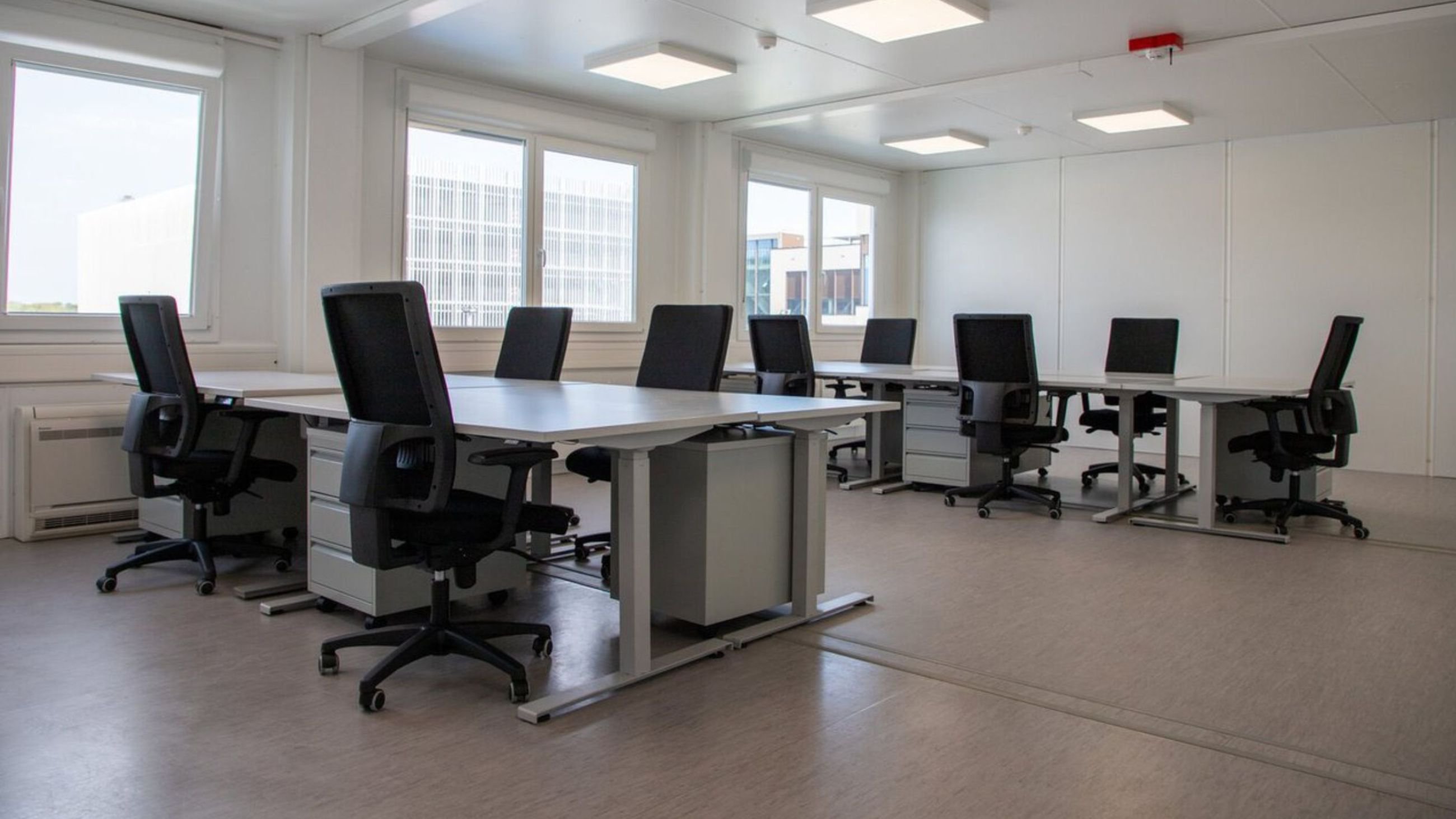 Kantoorunits huren met tafels en stoelen