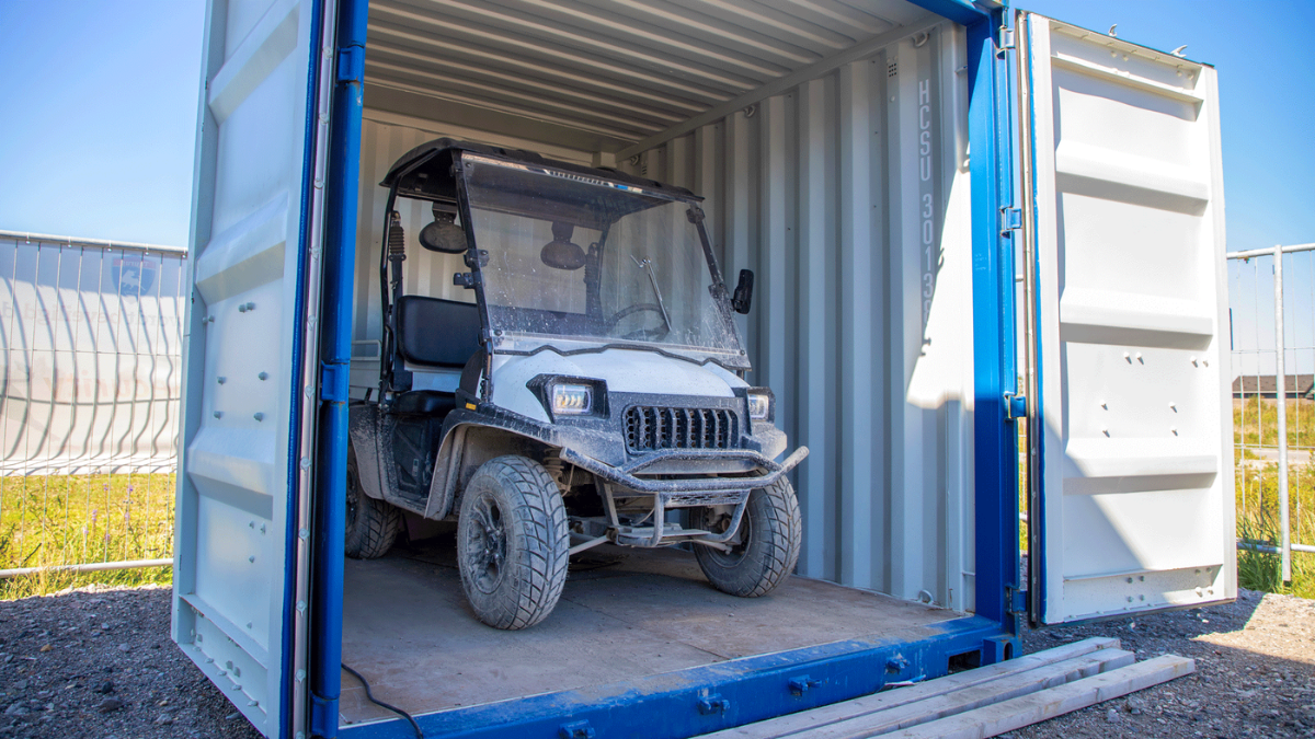 Elektrische Site Carrier wordt opgeladen in een 10-voets zeecontainer