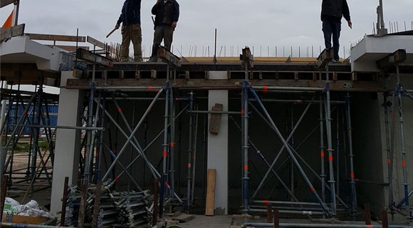 RECO monteert ondersteuningstorens voor de balkons van Ibiza Plaza te Naaldwijk