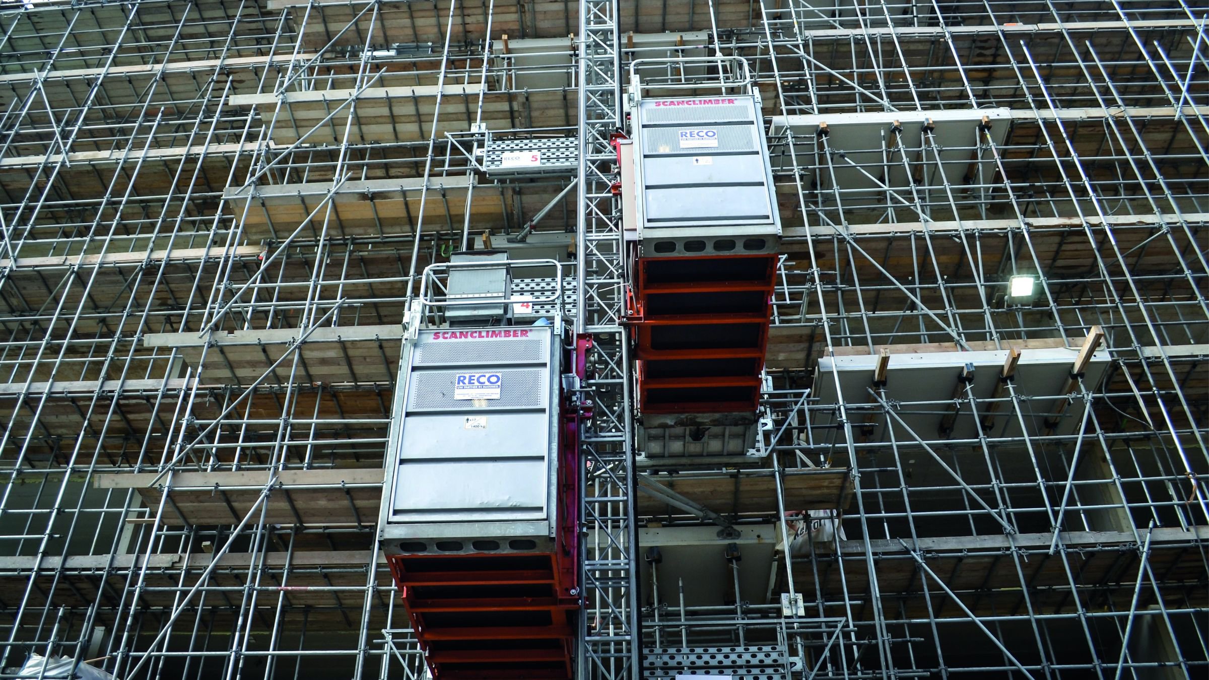 bouwlift huren personen en goederen