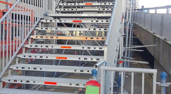 RECO plaatst een tijdelijke trapopgang tijdens uitbreiding IKEA Breda