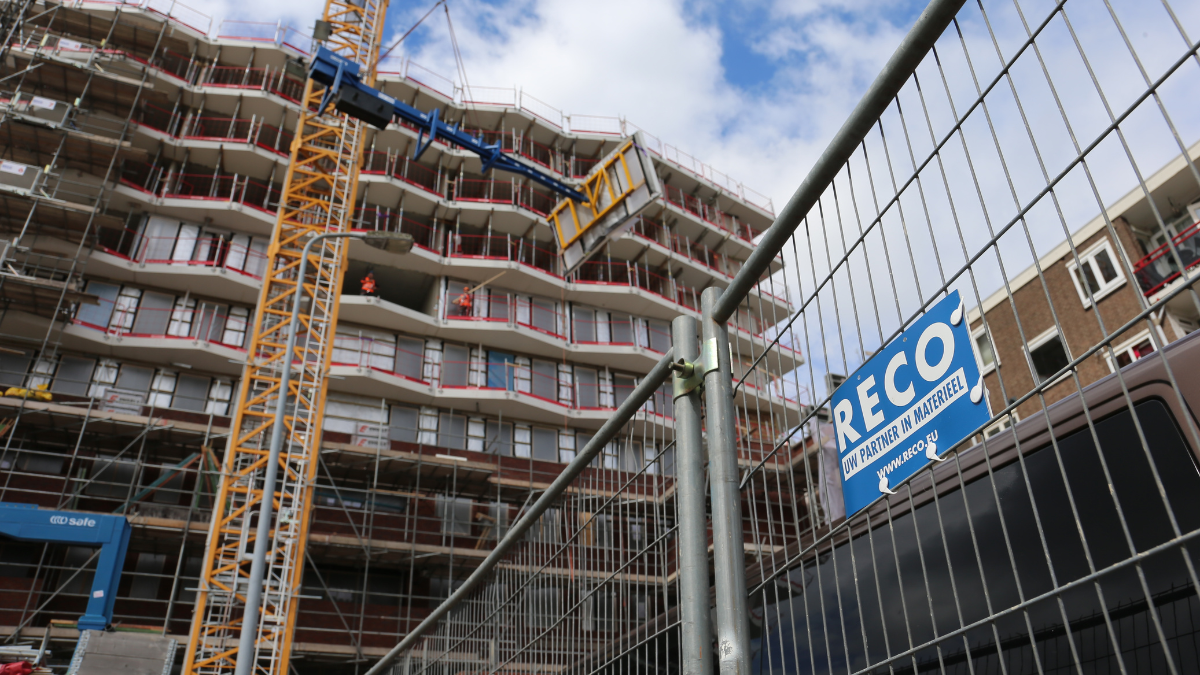 Bouwhekken met RECO-bord voor bouwplaatsbeveiliging bij appartementenbouw