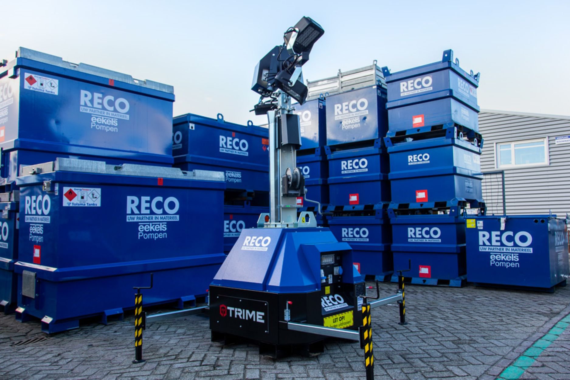 De compacte Trime X-Mast lichtmast met ingeschoven mast staat klaar voor transport