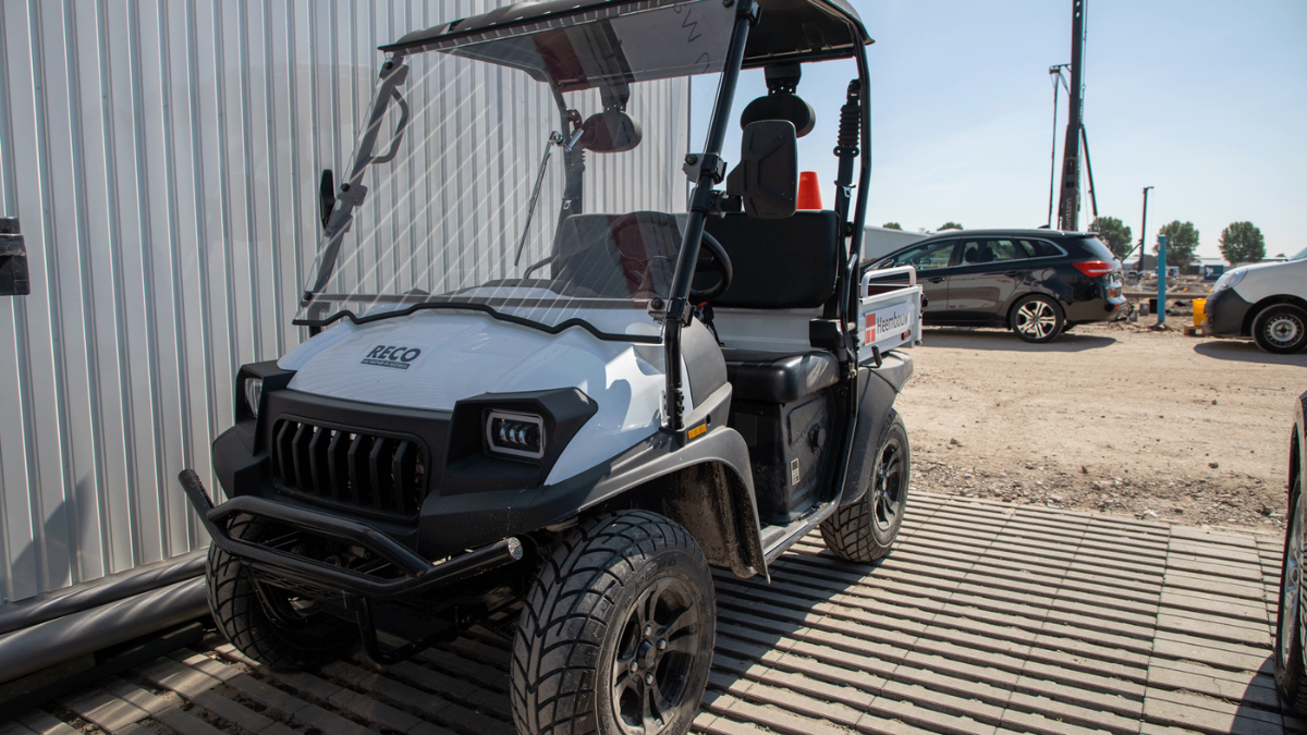 Elektrische Site Carrier geparkeerd op een bouwplaats