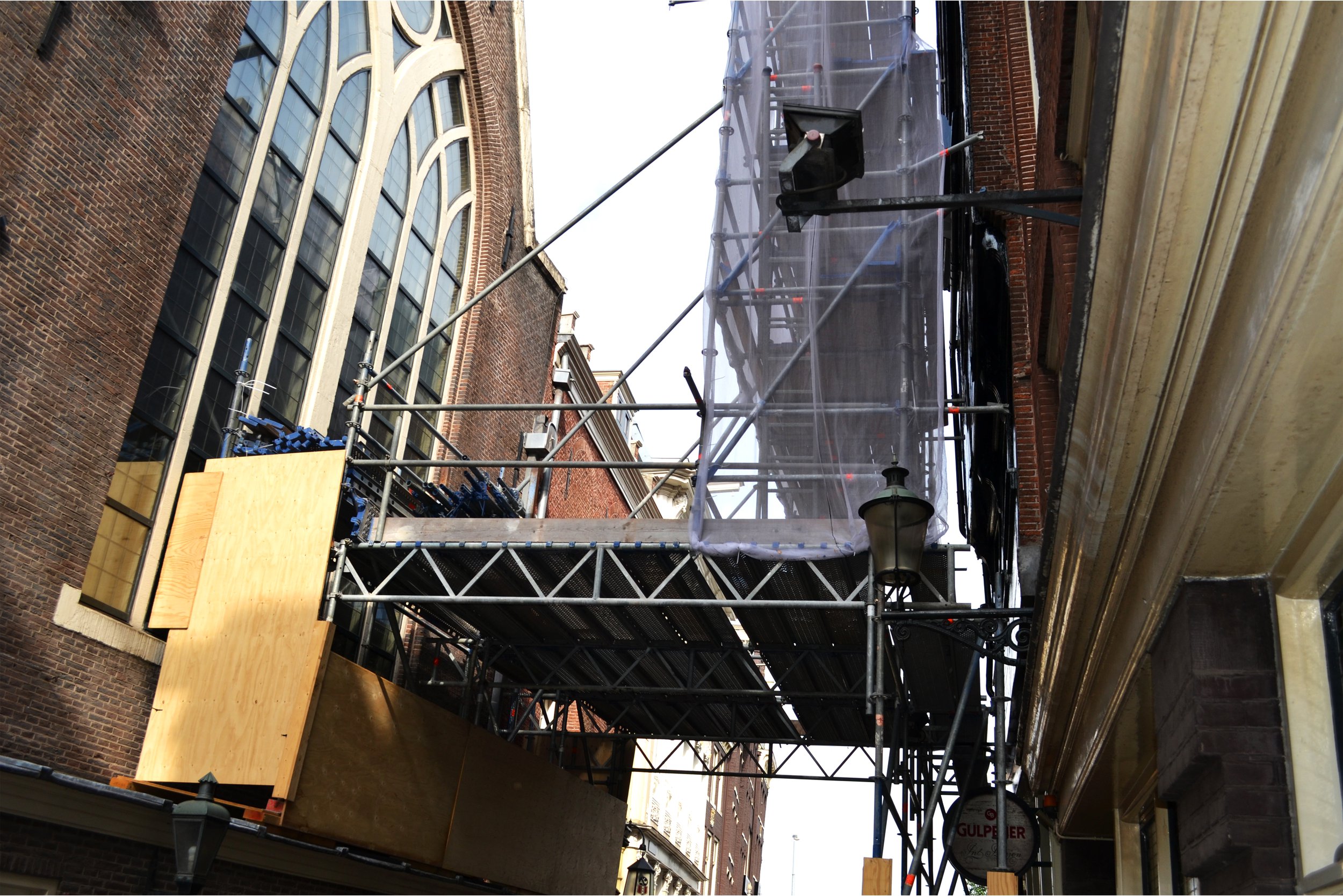 Werkvloer op 4,5 meter hoogte voor renovatie Amsterdams café