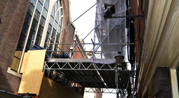 Werkvloer op 4,5 meter hoogte voor renovatie aan Amsterdams café In ´t Aepjen